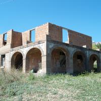 Casa in costruzione e 5 ettari di terreno