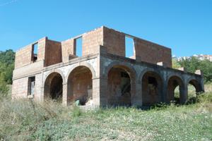 Casa in costruzione e 5 ettari di terreno