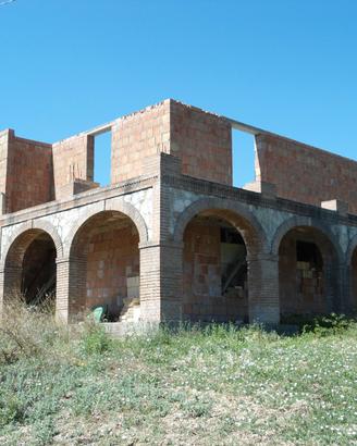 Casa in costruzione e 5 ettari di terreno