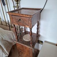 Antico comodino vintage in noce, periodo 800'