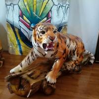 statua tigre su tronco