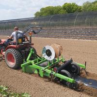 Baulatrice pacciamatrice stendi nylon telo trattor