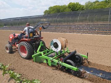 Baulatrice pacciamatrice stendi nylon telo trattor