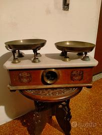 Bilancia a due piatti