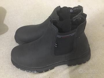 Stivaletti color nero nuovissimi.