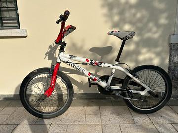 BMX Jigsaw freestyle – bianca e rossa, con pioli