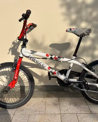 BMX Jigsaw freestyle – bianca e rossa, con pioli