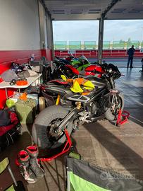 Moto Triumph 765 RS pronto pista