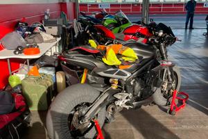 Moto Triumph 765 RS pronto pista