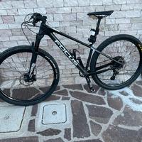 Mountain Bike Focus Raven 29 in carbonio