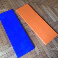 Mensole in legno blu e arancione