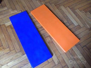 Mensole in legno blu e arancione