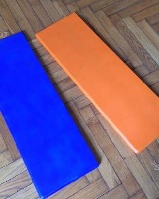 Mensole in legno blu e arancione