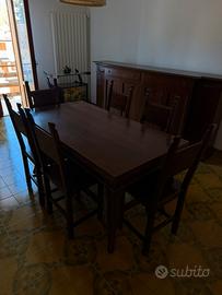 Tavolo, sedie e credenza in legno massello vintage