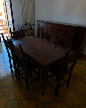 Tavolo, sedie e credenza in legno massello vintage
