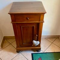 Comodino della nonna in noce