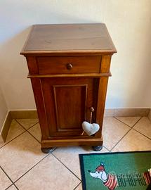 Comodino della nonna in noce