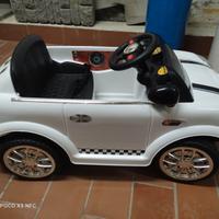 Automobile elettrica ricaricabile a pedale