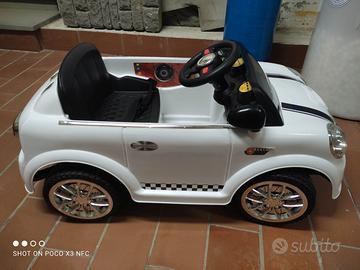 Automobile elettrica ricaricabile a pedale