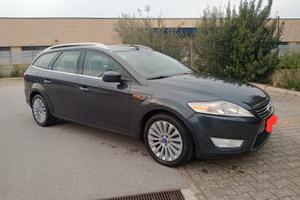 Ford Mondeo Station Wagon modello Ghia