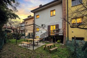 VILLA A SCHIERA A REGGIO NELL'EMILIA