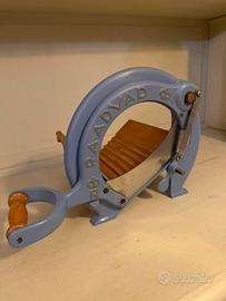 Tagliapane danese in ghisa