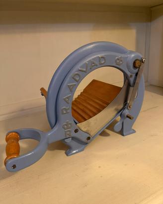 Tagliapane danese in ghisa