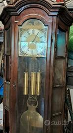 orologio a colonna con pendolo