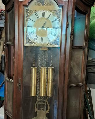 orologio a colonna con pendolo