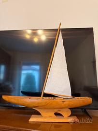 Modellino barca a vela in legno massello 60x70 cm