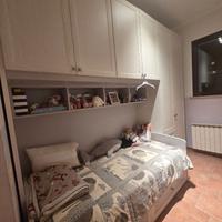 Cameretta con letto ponte e armadi