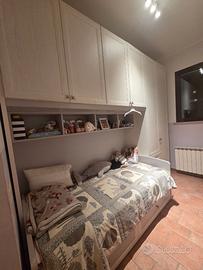 Cameretta con letto ponte e armadi