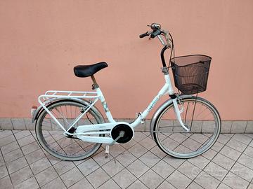 Bicicletta da 24 bianca è nera pieghevole con cest