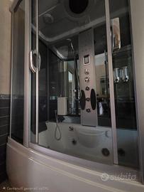 Vasca idromassaggio con cabina doccia
