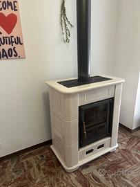 STUFA A LEGNA PIAZZETTA E903 IN MAIOLICA – 1.300 €