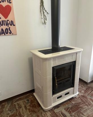 STUFA A LEGNA PIAZZETTA E903 IN MAIOLICA – 1.300 €