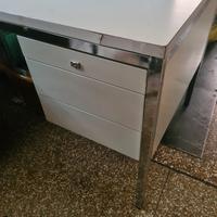 2 tavoli ufficio con cassettiera 