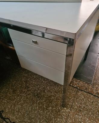 2 tavoli ufficio con cassettiera 