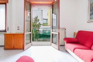 3 LOCALI CON SPAZIO ESTERNO SEMI INDIPENDENTE