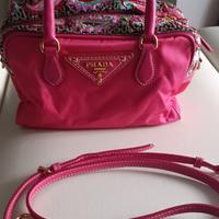 borsetta Prada in tessuto vela fucsia modificata