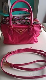 borsetta Prada in tessuto vela fucsia modificata