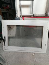 finestra in alluminio bianco