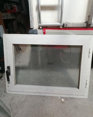 finestra in alluminio bianco