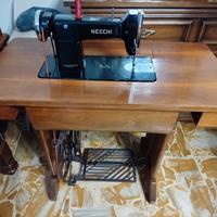Macchina da cucire a pedale vintage Necchi 