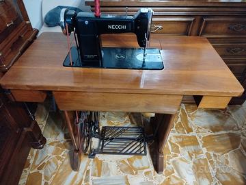 Macchina da cucire a pedale vintage Necchi 