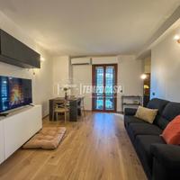 APPARTAMENTO RISTRUTTURATO CON DOPPIO GIARDINO E C