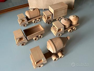 Set di 5 Camion in Legno Artigianali