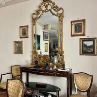 Elegante console con specchiera dorata