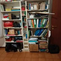 libreria bianca a due scomparti + quello centrale 