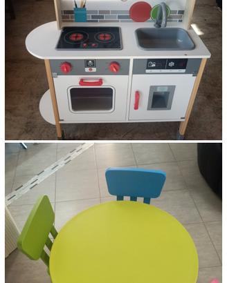 Cucina giocattolo con tavolo e sedie